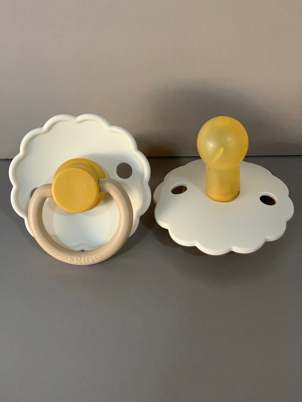 FRIGG Pacifier Daisy-Chamomille