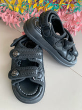 Load image into Gallery viewer, Crow Sandal - Black(26-28)
